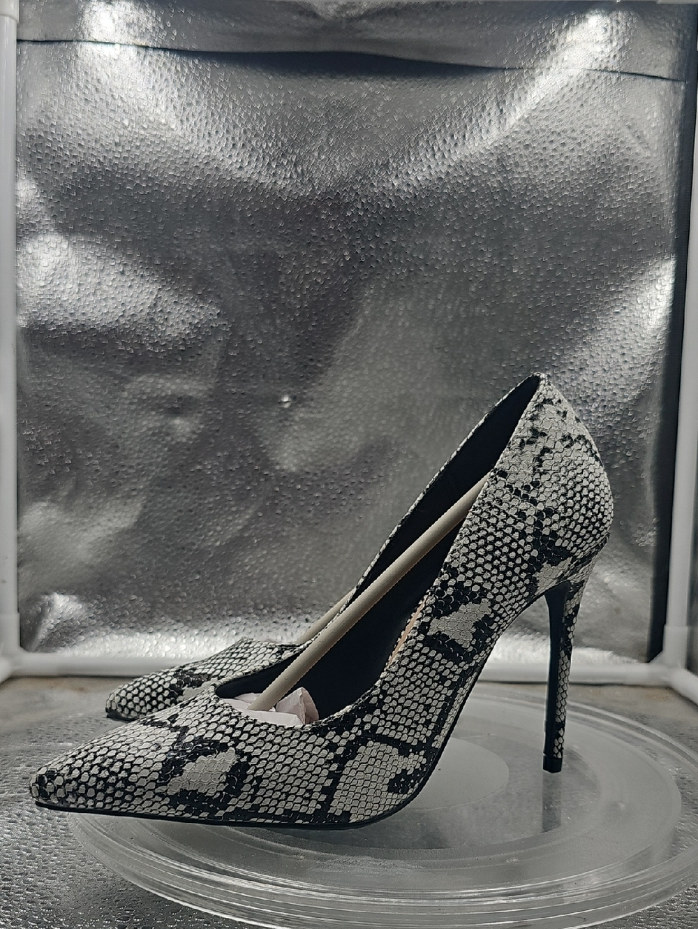 R Black And White Snake Pu Wild Diva heels Size 6 1/2 - Picture 5 of 13